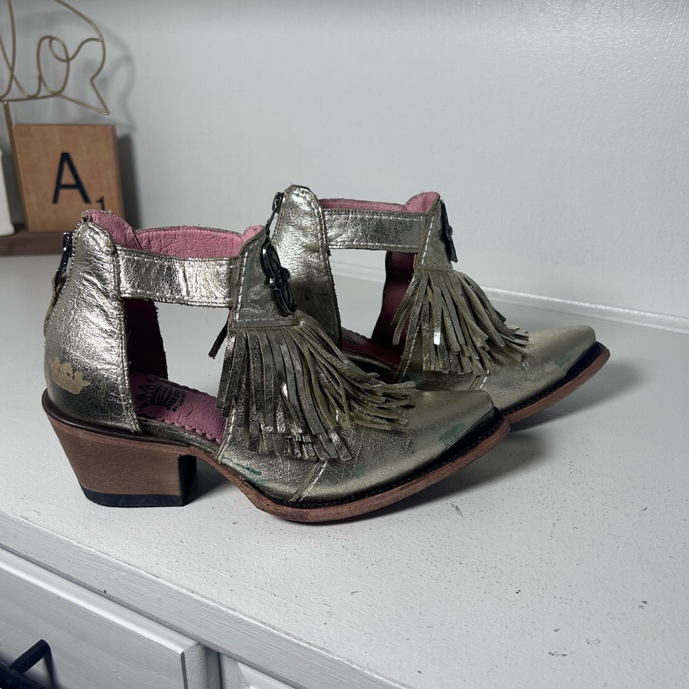 **SOLD**Junk Gypsy by Lane Fringe Ankle Boots Women’s 6 Metallic Western Boho - Picture 2 of 9
